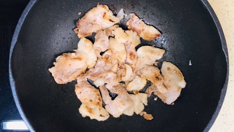 红烧猪肥肉,继续煎至金黄色,逼出肥油汁
