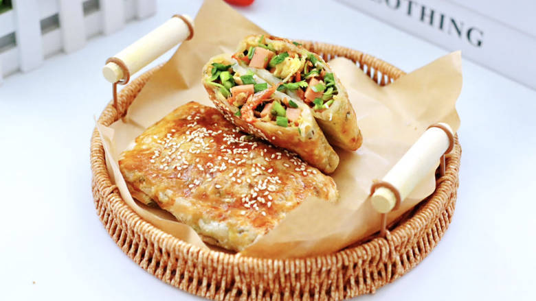 火腿磷虾韭菜盒子,外皮酥脆馅料鲜美可口,吃上一口就停不下来了。