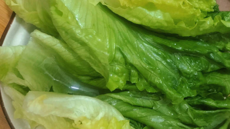 牛肉丸子汤,准备好适量<a style='color:red;display:inline-block;' href='/shicai/ 121'>生菜</a>🥬,并洗干净