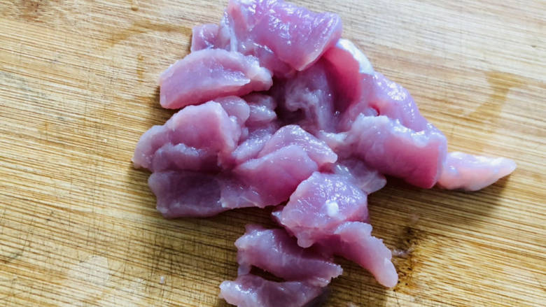 冬瓜瘦肉汤,猪<a style='color:red;display:inline-block;' href='/shicai/ 429'>瘦肉</a>洗净沥干水分,切成薄片。