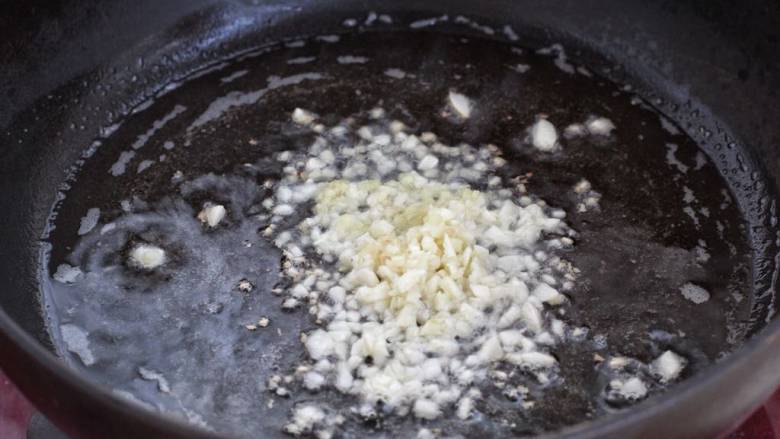 杂炒时蔬,另起锅倒适量食用油烧至五成热,放入姜、蒜末小火炒出香味。