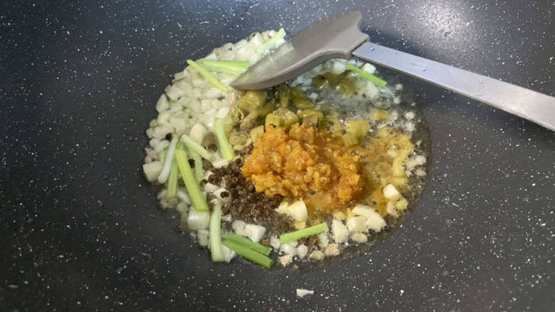 金汤鱼,加入黄灯笼辣椒酱,青花椒,泡椒,小火炒香