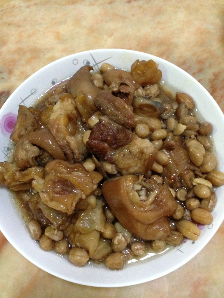 花生猪蹄,在加水快淹猪蹄就好，然后盖上盖子转大火煮到上面在冒大气，转中火煮20钟关火开吃