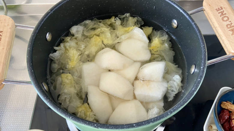 梨子炖肉➕银耳雪梨煲瘦肉,汤锅中放入适量清水,我大概加了2.5升水,放入雪梨,银耳