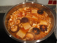 泡菜豆腐锅,大火煮开,中小火煮10分钟左右即可。(豆腐和午餐肉易碎,不要过分搅动)