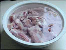 凉瓜排骨汤,洗净剁好的<a style='color:red;display:inline-block;' href='/shicai/ 959'>肋排</a>,泡入凉水中,期间换几次水,将排骨中的血水泡出;