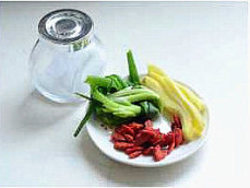 凉瓜排骨汤,<a style='color:red;display:inline-block;' href='/shicai/ 3250'>葱</a>洗净打结，<a style='color:red;display:inline-block;' href='/shicai/ 37'>姜</a>切大片;