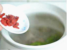 凉瓜排骨汤,加入<a style='color:red;display:inline-block;' href='/shicai/ 673'>枸杞</a>再依口味调入适量盐,再煲10分钟即可,食用前将葱段挑出 。