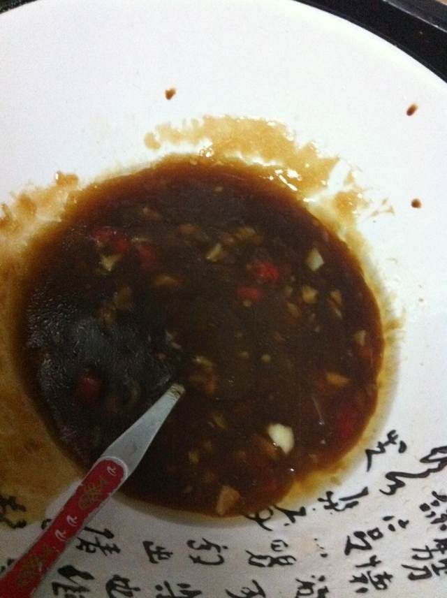 美味炒猪肠粉,特制酱料:把一个蒜头切末,两条红辣椒切碎,油锅一热放入材料爆香,多放油、小火爆,闻到香味加入水、生抽、盐,滚起加入生粉水,见到粘稠即可。