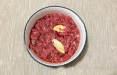 萝卜丝炒牛肉,<a style='color:red;display:inline-block;' href='/shicai/ 216'>牛肉</a>切成丝，用姜片、<a style='color:red;display:inline-block;' href='/shicai/ 788'>生抽</a>、<a style='color:red;display:inline-block;' href='/shicai/ 894'>黄酒</a>、<a style='color:red;display:inline-block;' href='/shicai/ 720'>胡椒粉</a>和少量生粉抓匀，腌15分钟。