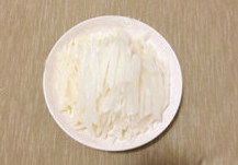 萝卜丝炒牛肉,利用腌牛肉的时间，将萝卜去皮切成细丝。