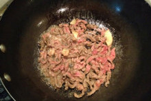 萝卜丝炒牛肉,锅中放适量油，先把腌好的牛肉丝煸炒至半熟并盛出，拣掉姜片。