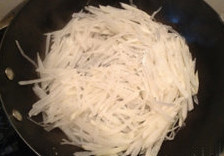 萝卜丝炒牛肉,锅洗净放稍多油，下入萝卜丝翻炒至软，盖上锅盖煮一会至萝卜丝出水。