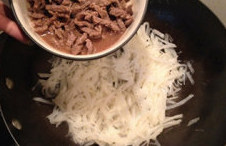 萝卜丝炒牛肉,至萝卜丝成透明状，将炒好的牛肉丝拌入，炒匀后调入适量盐调味。