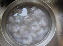 茄汁虾球,用淡盐<a style='color:red;display:inline-block;' href='/shicai/ 156925'>水</a>(分量外的盐)浸泡10分钟后,再次搓洗干净
