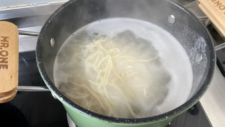 豆腐卤面➕肉末豆腐汤卤面,坐锅烧水，水开下面条，中间点两次水即可