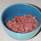 酸菜炒肉丝,<a style='color:red;display:inline-block;' href='/shicai/ 4430'>里脊肉</a>切丝，用料酒，胡椒粉，盐抓匀腌制一会。