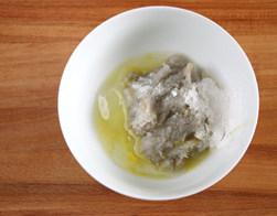 虾滑丝瓜鲜汤,在剁好的虾蓉中放入蛋清,盐,<a style='color:red;display:inline-block;' href='/shicai/ 10588'>糖</a>,姜汁,淀粉
