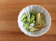 虾滑丝瓜鲜汤,切葱花,姜丝备用