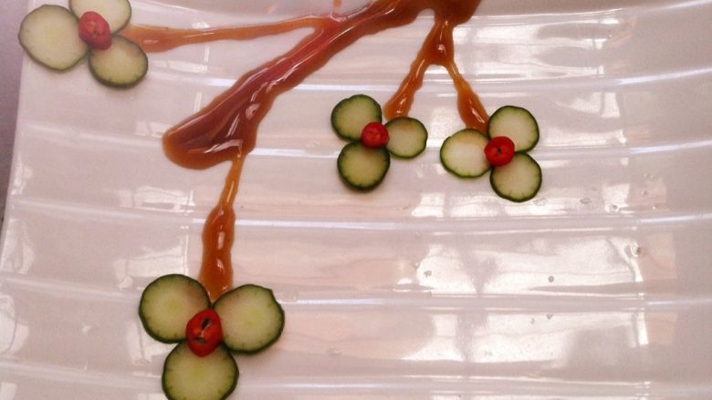 菜肴装盘与围边