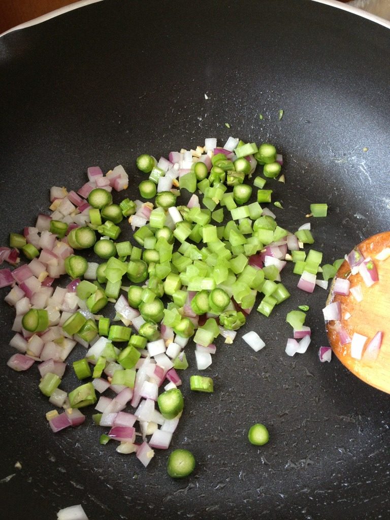 减肥菜式-杂菜粒炒饭,再放<a style='color:red;display:inline-block;' href='/shicai/ 29'>洋葱</a>爆炒一下在放芦荀和<a style='color:red;display:inline-block;' href='/shicai/ 125'>芹菜</a>
