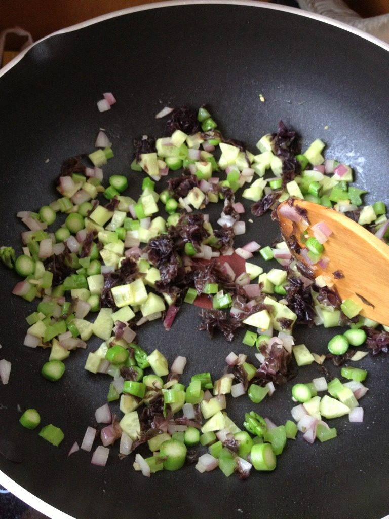 减肥菜式-杂菜粒炒饭,等锅的菜炒至转色然后再放紫色和<a style='color:red;display:inline-block;' href='/shicai/ 54'>黄瓜</a>