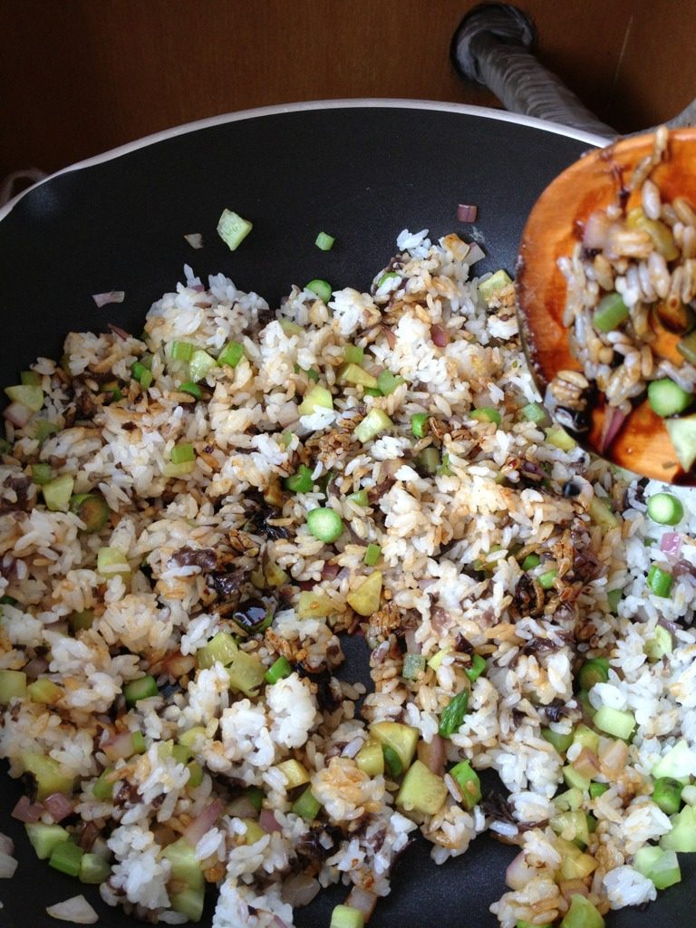 减肥菜式-杂菜粒炒饭,然后放<a style='color:red;display:inline-block;' href='/shicai/ 762'>老抽</a>来调一下色还有<a style='color:red;display:inline-block;' href='/shicai/ 788'>生抽</a>来调味份量多少就要看个人喜好了！<a style='color:red;display:inline-block;' href='/shicai/ 762'>老抽</a>千万不可以多放要不然卖相不好了！