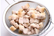 家常红烧肉,煮沸后待煮出血沫撇去浮沫,再煮1分钟捞出控干水分。