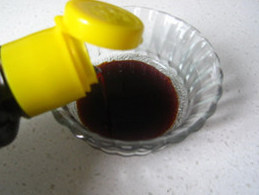 三杯中虾煲,调汁：20ml<a style='color:red;display:inline-block;' href='/shicai/ 692'>酱油</a>，20ml<a style='color:red;display:inline-block;' href='/shicai/ 4367'>米酒</a>，10ml<a style='color:red;display:inline-block;' href='/shicai/ 847'>香油</a>