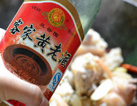 黄豆焖猪蹄,放入猪手,加入<a style='color:red;display:inline-block;' href='/shicai/ 894'>黄酒</a>翻炒
