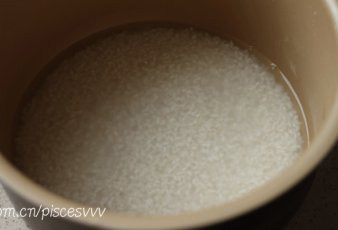 咸肉豆瓣饭,放入比平时煮饭略少的水,浸泡15分钟以上