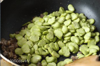咸肉豆瓣饭,热锅入适量油,倒入咸肉丁翻炒,烹入少量<a style='color:red;display:inline-block;' href='/shicai/ 718'>料酒</a>