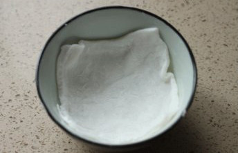 雪媚娘,取一个干净的小碗,将雪媚娘皮放入