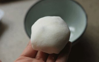 雪媚娘,把碗倒扣在手中,取出包好的雪媚娘