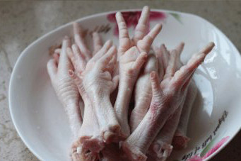 香糟卤凤爪,<a style='color:red;display:inline-block;' href='/shicai/ 89'>鸡爪</a>洗净，用剪刀剪去指甲