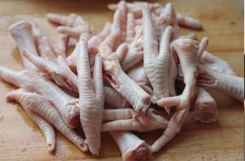 香糟卤凤爪,将洗好的鸡爪放到案板上，用刀对半剁开