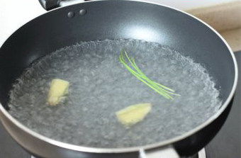 香糟卤凤爪,在锅里放适量水，煮开，将葱段及去皮的<a style='color:red;display:inline-block;' href='/shicai/ 2800'>生姜</a>拍碎放入，煮开