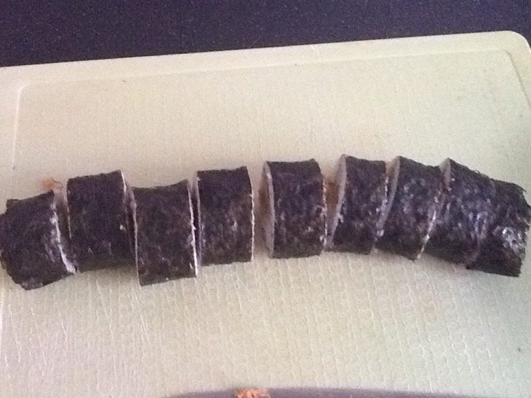 寿司,刀沾点水，切小段