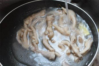 香糟卤凤爪,煮好的鸡爪捞出来，用冷水冲一分钟