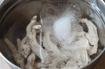 香糟卤凤爪,把过凉后的鸡爪放到容器里，倒入冰水里，浸泡5分钟