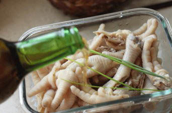 香糟卤凤爪,捞出鸡爪，将香糟卤倒入，淹没鸡爪