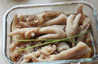 香糟卤凤爪,放入冰箱冷藏两小时即可