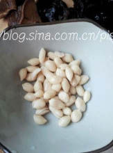 四喜烤麸,<a style='color:red;display:inline-block;' href='/shicai/ 4262'>花生米</a>放入沸水中浸泡片刻,剥去红衣