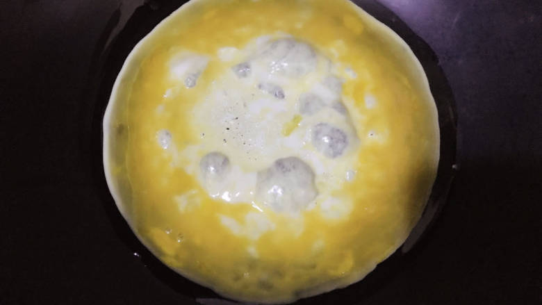 白萝卜炒鸡蛋,起油锅,下入蛋液