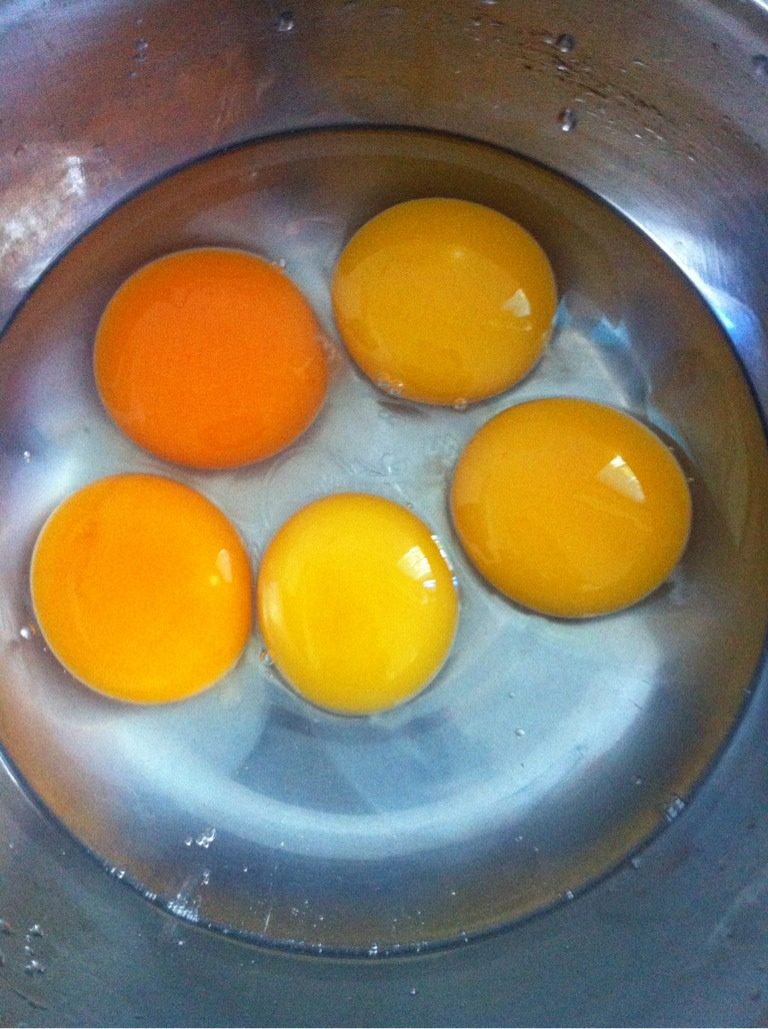 蛋Q虾仁小披萨,在碗里打一个<a style='color:red;display:inline-block;' href='/shicai/ 9'>鸡蛋</a>[喜欢吃<a style='color:red;display:inline-block;' href='/shicai/ 9'>鸡蛋</a>的朋友可以打两个]，打匀后备用。