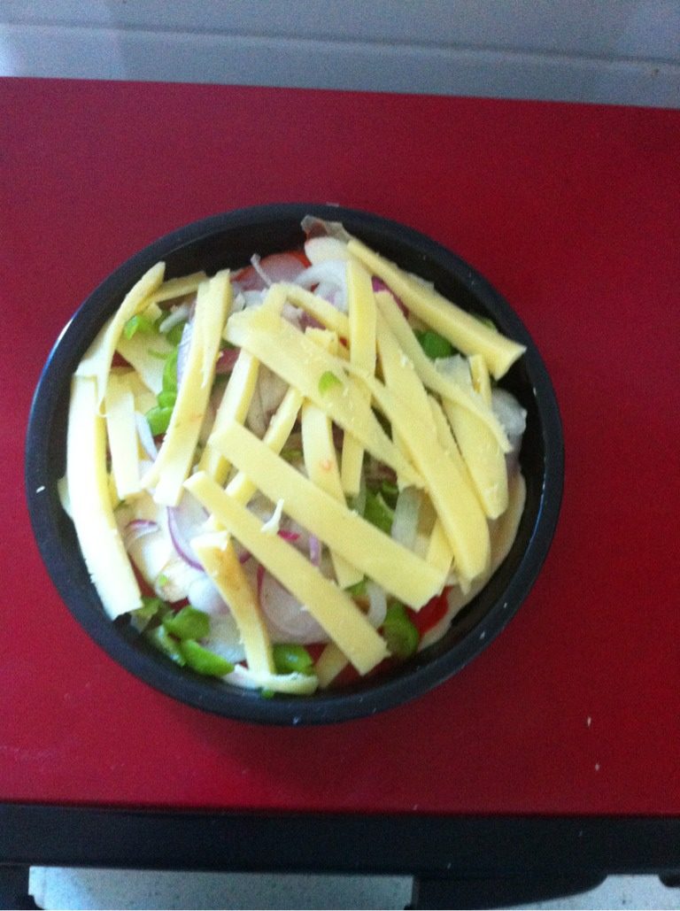 蛋Q虾仁小披萨,30分钟后将醒好的面拿出来，用手或擀面杖做成中间薄四周略厚的披萨面饼，在披萨磨具中涂层<a style='color:red;display:inline-block;' href='/shicai/ 846'>色拉油</a>放入磨具中。随后依次刷上<a style='color:red;display:inline-block;' href='/shicai/ 190772'>鲜辣酱</a>、铺底层马苏里拉、摆<a style='color:red;display:inline-block;' href='/shicai/ 71658'>鲜虾仁</a>[此时可在<a style='color:red;display:inline-block;' href='/shicai/ 71658'>鲜虾仁</a>上淋一层蛋液]  洋葱丝和红绿彩椒交杂着覆盖虾仁上[同上再淋一层蛋液]   最后铺上最上层的马苏里拉，送入烤箱。如图