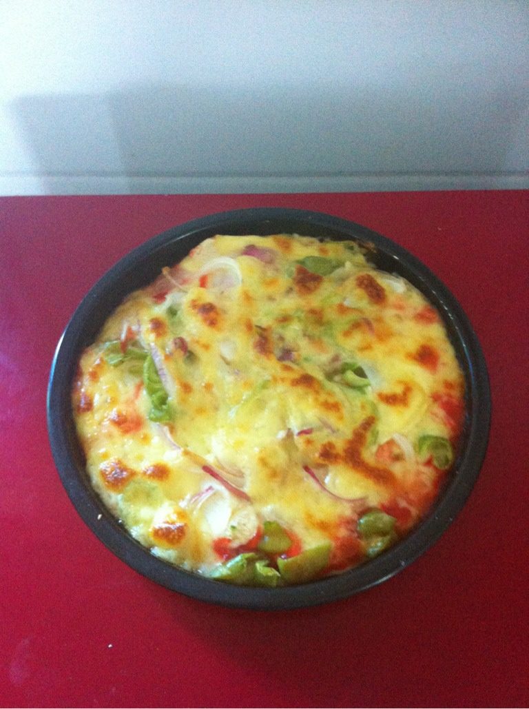 蛋Q虾仁小披萨,烤箱预热，设置220摄氏度，上下加热模式，20分钟左右即可出炉。香喷喷金灿灿的虾仁Q披萨就做好啦〜如图