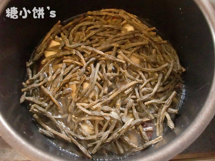 豇豆干烧,加入准备好的肉块和豇豆干。加水至没过所有材料