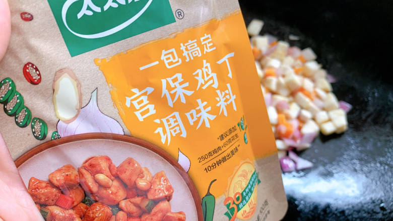 杏鲍菇炒鸡丁,加两勺宫保鸡丁调味料翻炒均匀