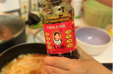 牛肉丸米粉汤,水重新沸腾时加入2小勺<a style='color:red;display:inline-block;' href='/shicai/ 10084'>老干妈</a>，搅匀后即可